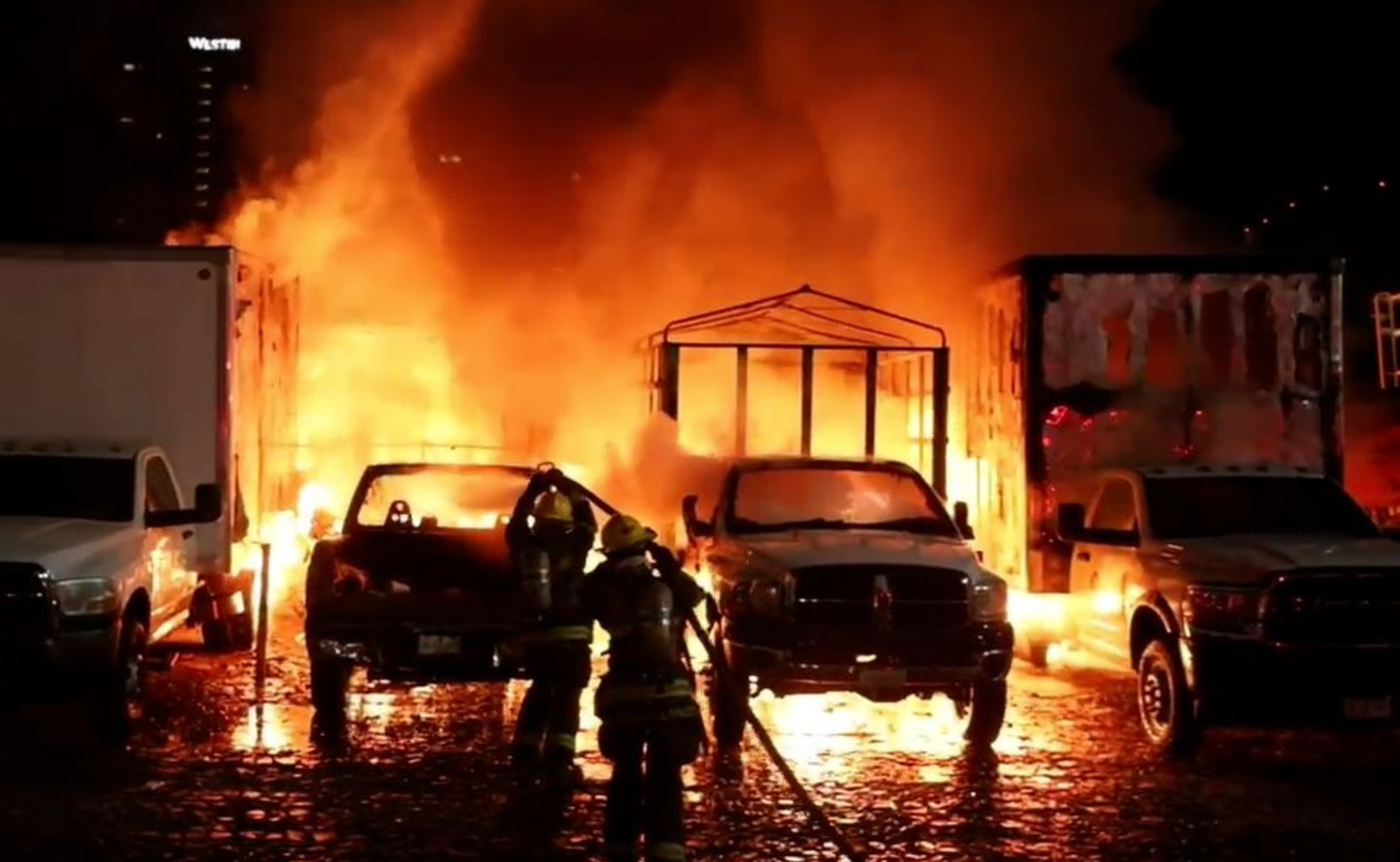 Bomberos combaten incendio en mercado de Jalisco